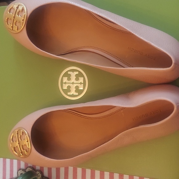 Tory Burch Women's Tan Flats with Gold Logo - Picture 3 of 7